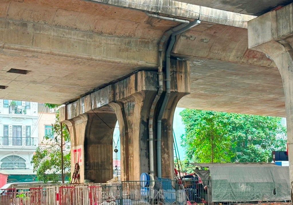 Der Fuß der Vinh-Tuy-Brücke ist beschädigt und verunstaltet (Foto 7)