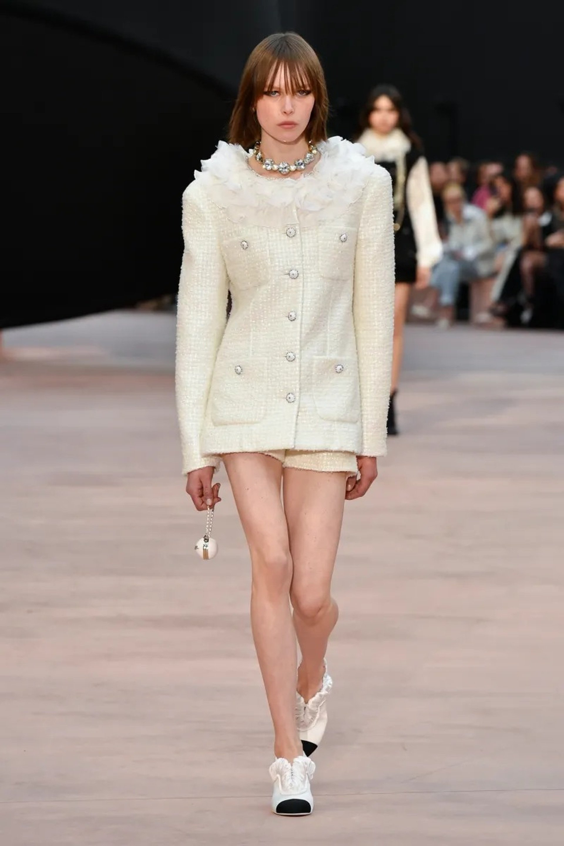 Jennie vắng mặt, Vương Nhất Bác hóa nam thần ở show diễn Chanel - 28