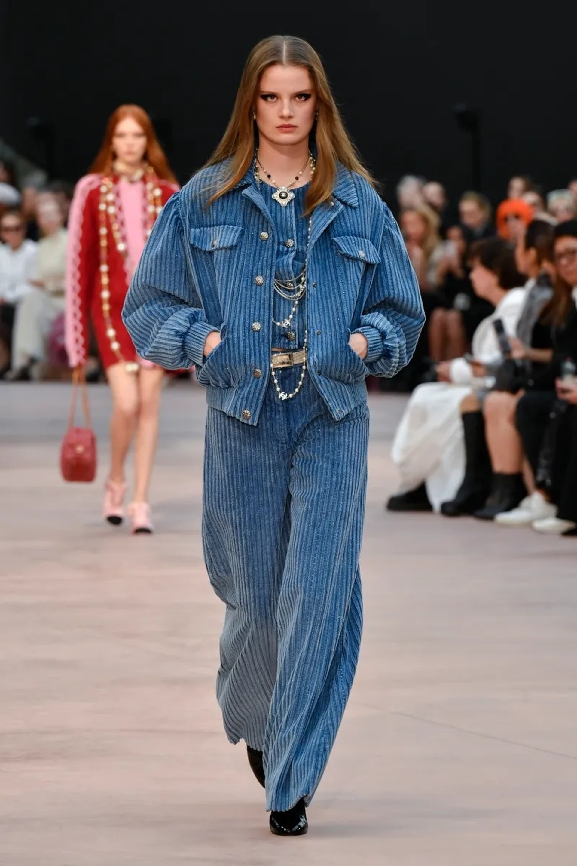 Jennie vắng mặt, Vương Nhất Bác hóa nam thần ở show diễn Chanel - 20
