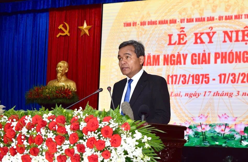 M. Ho Van Nien, membre du Comité central du Parti, secrétaire du Comité provincial du Parti et président du Conseil populaire provincial, a lu un discours.