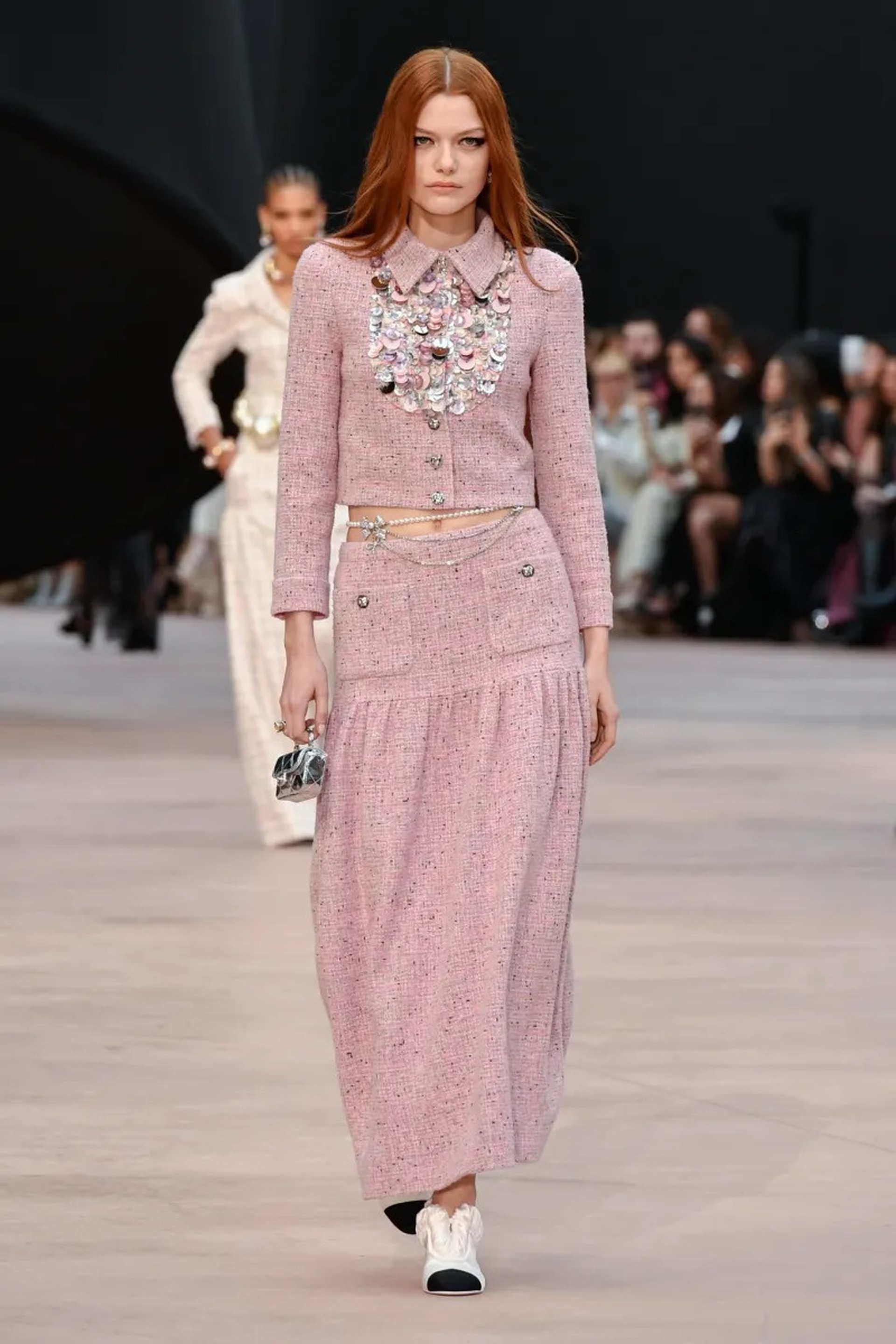 Jennie vắng mặt, Vương Nhất Bác hóa nam thần ở show diễn Chanel - 27