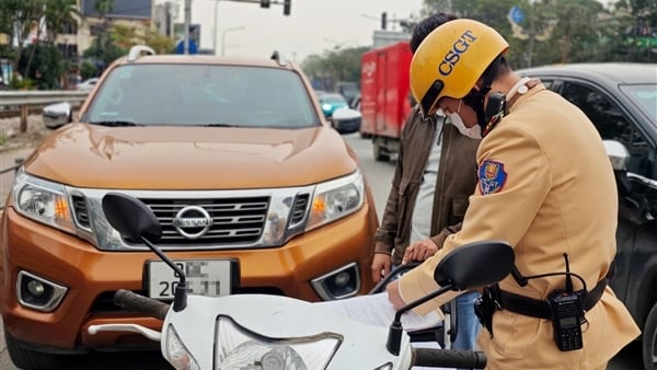 Strictly handle cars with covered license plates and parking haphazardly in front of Bach Mai Hospital gate