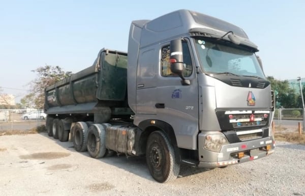 Auction of 3 used tractor trucks of a business in Hai Phong