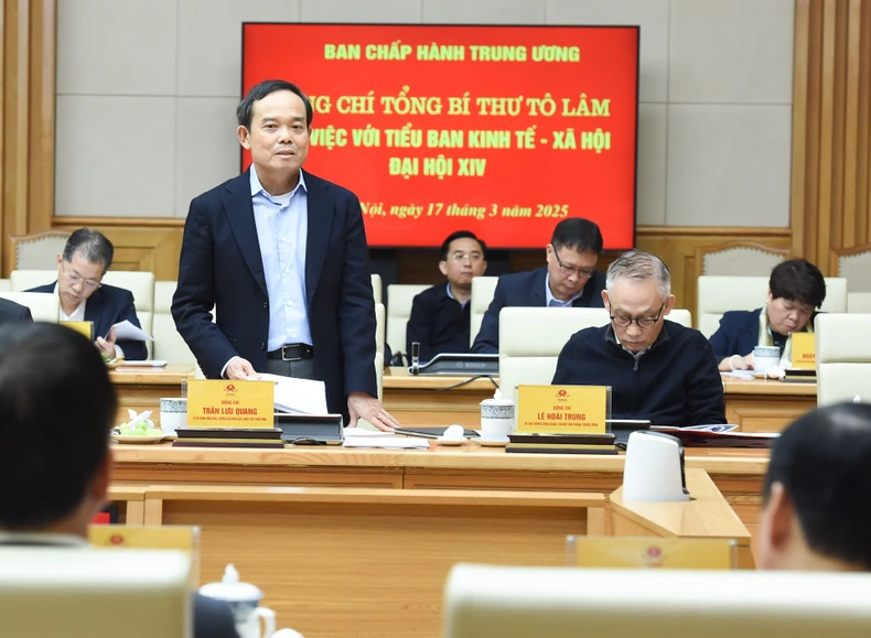 【写真】ト・ラム書記長が第14回全国党大会の経済社会小委員会で活動中 写真10