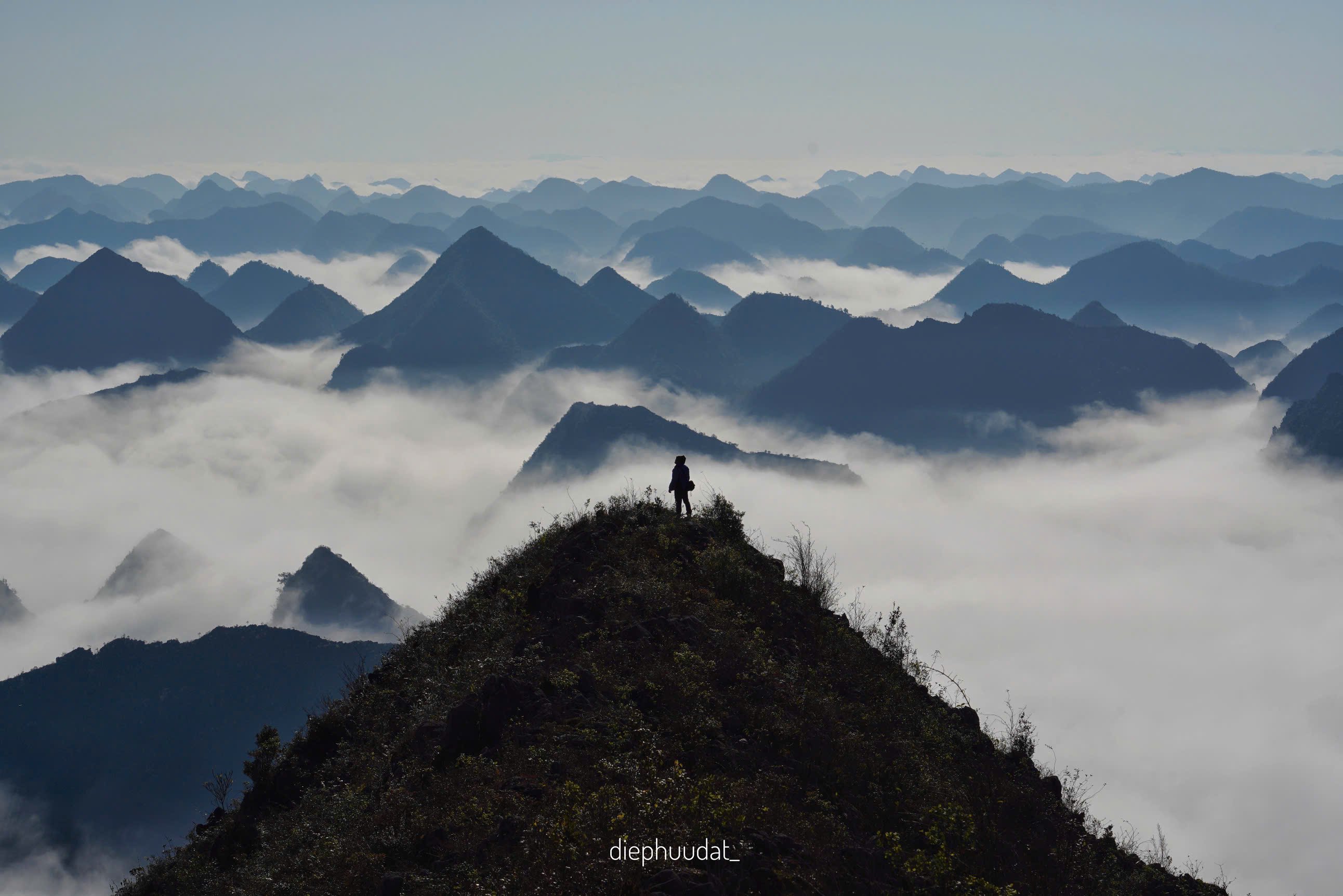 Weißes Wolkenmeer inmitten des Dong Van Steinplateaus