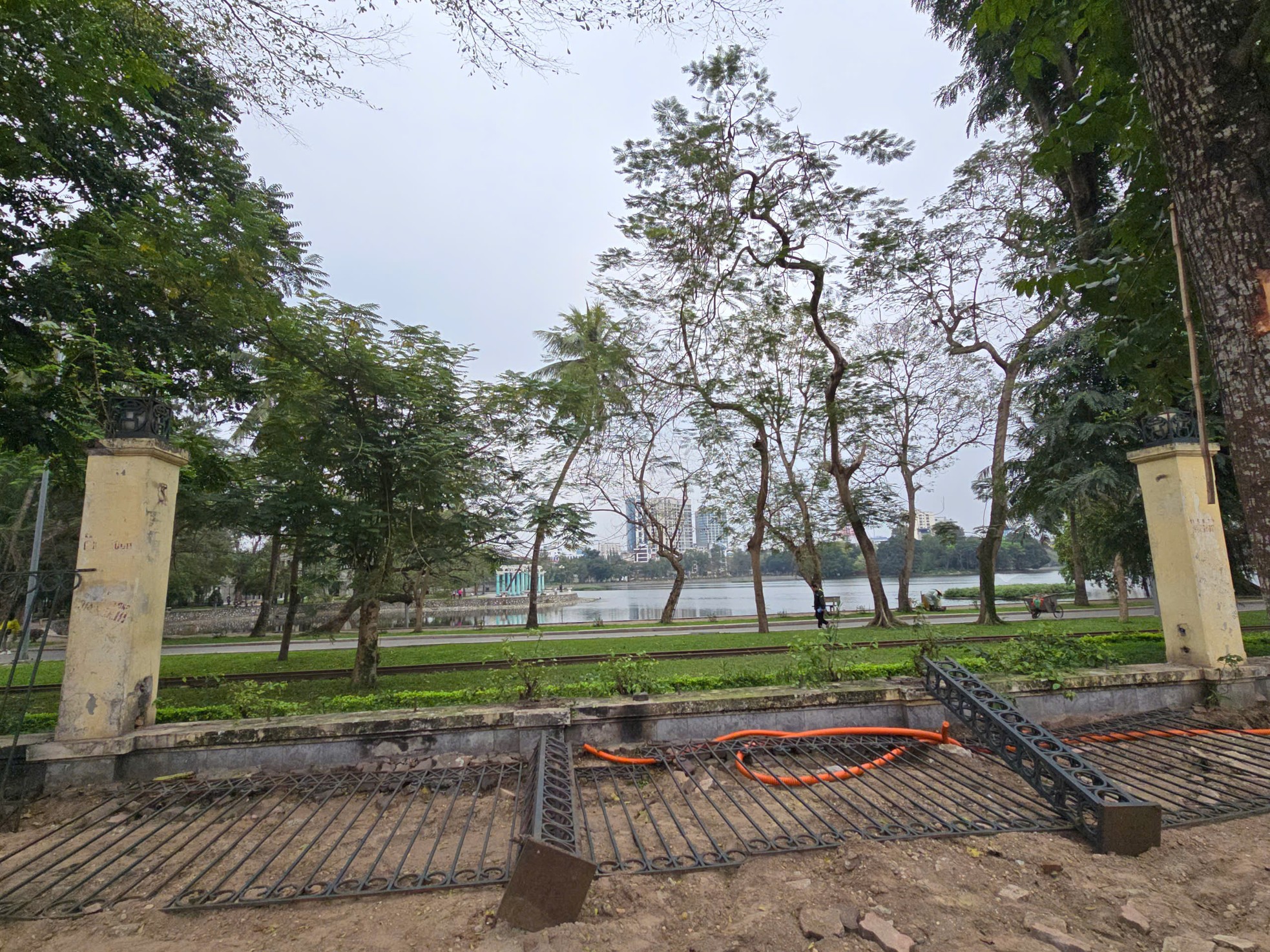 Hanoi derriba la valla del parque Thong Nhat en la calle Le Duan (foto 1)