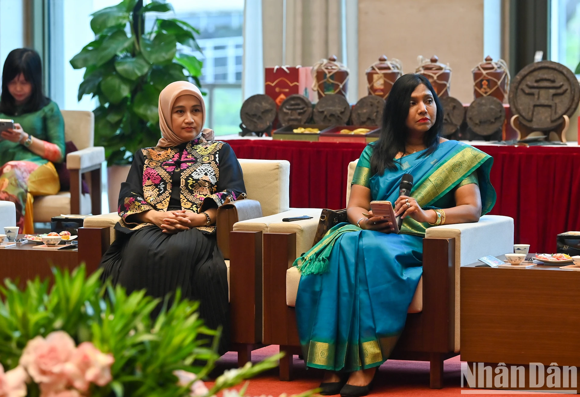 [Foto] Die Frau des Vorsitzenden der Nationalversammlung hatte ein freundliches Treffen mit der ASEAN Community Women's Group Foto 11