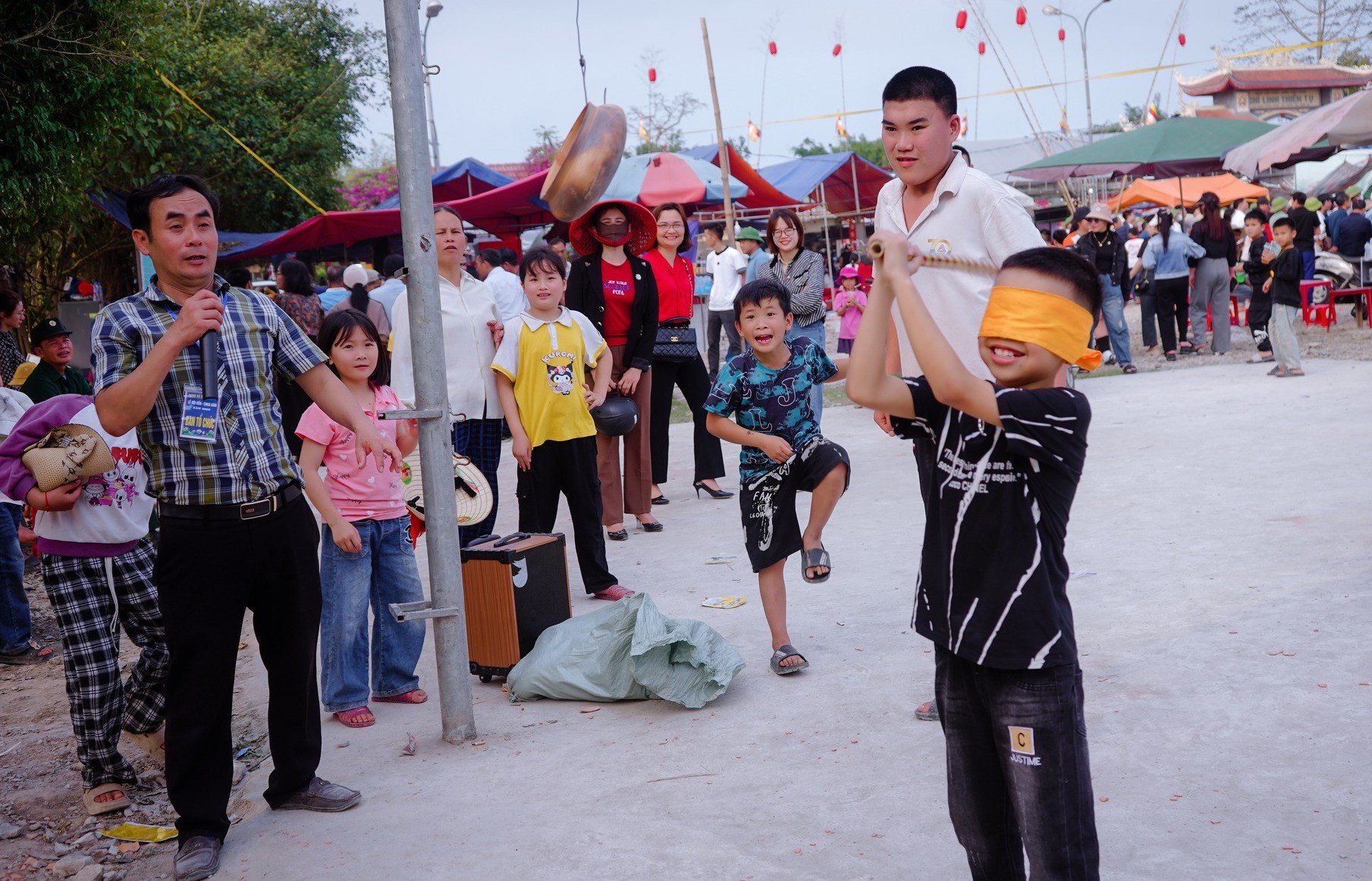 การแข่งขันการละเล่นพื้นบ้านและตีกลองที่วัดกม - เทศกาลเจดีย์ ภาพ 15