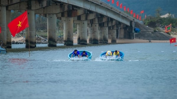 Cancelaron dos primeros premios en un festival en Phu Yen porque... prestaron gente para competir en una competición de natación.