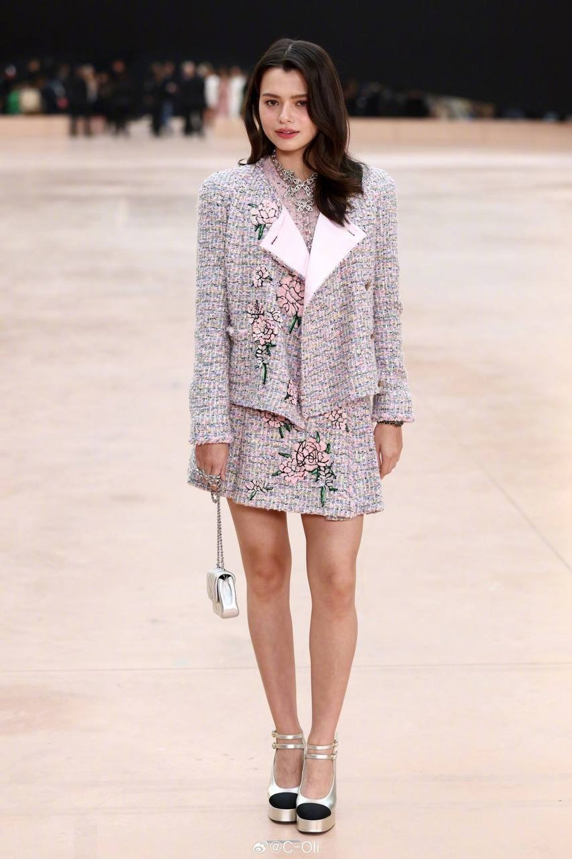 Jennie vắng mặt, Vương Nhất Bác hóa nam thần ở show diễn Chanel - 10
