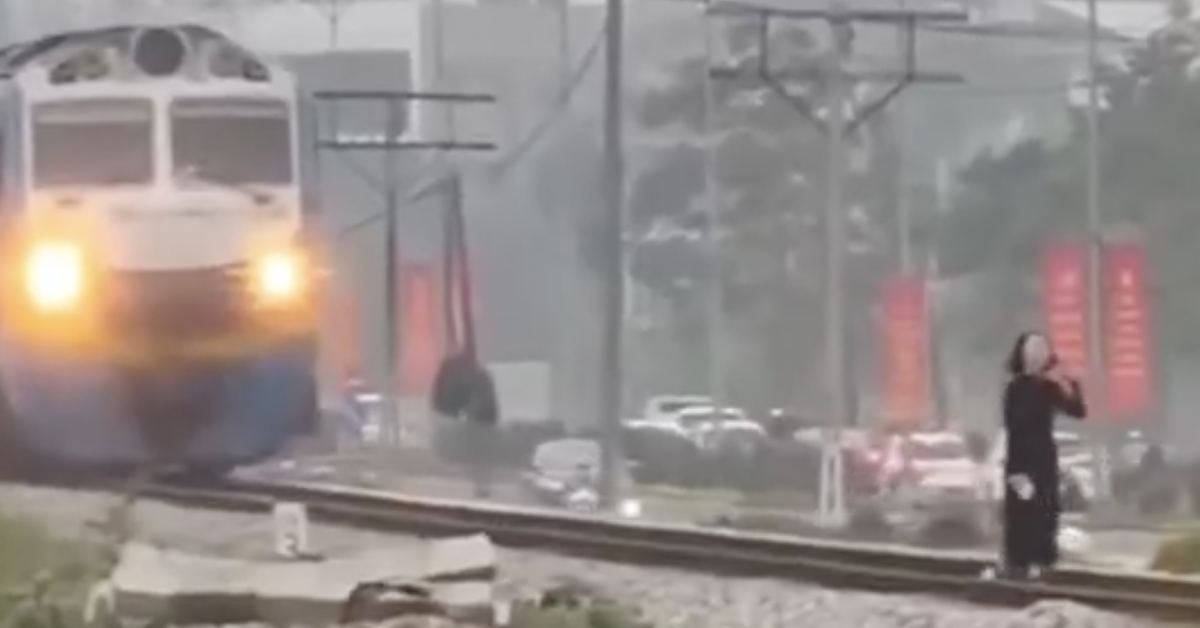 « Après 20 ans de métier, c'est la première fois que je rencontre quelqu'un qui pose pendant que le train fonce vers lui pour prendre des photos virtuelles »