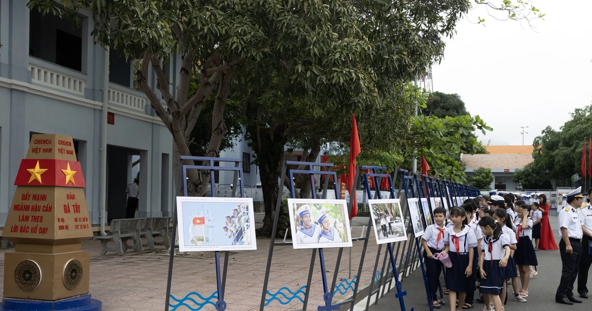 Many valuable documents, images and maps about Hoang Sa and Truong Sa are on display.