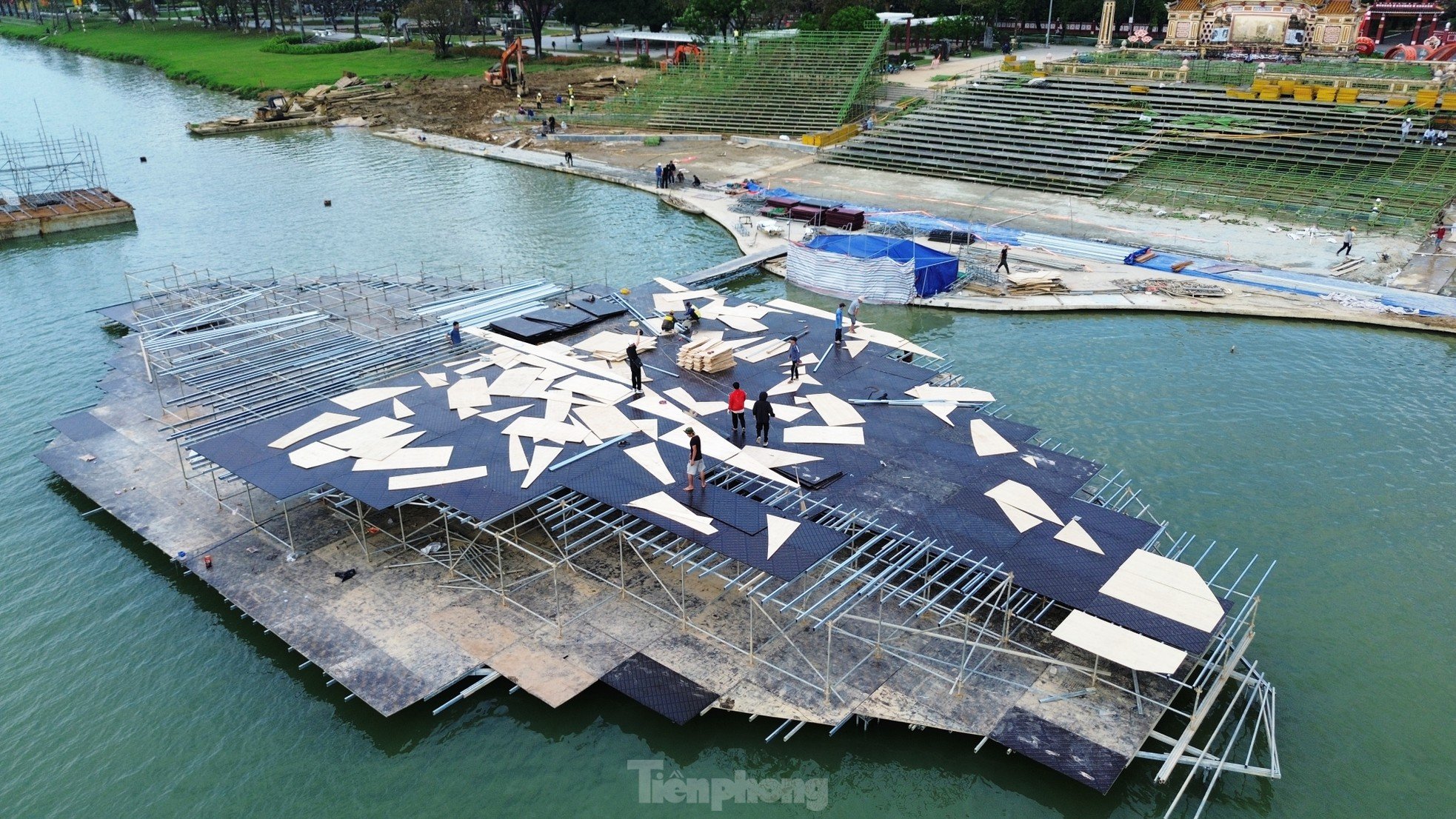 Close-up view of the multi-billion dollar live stage appearing for the first time along the Huong River, photo 14