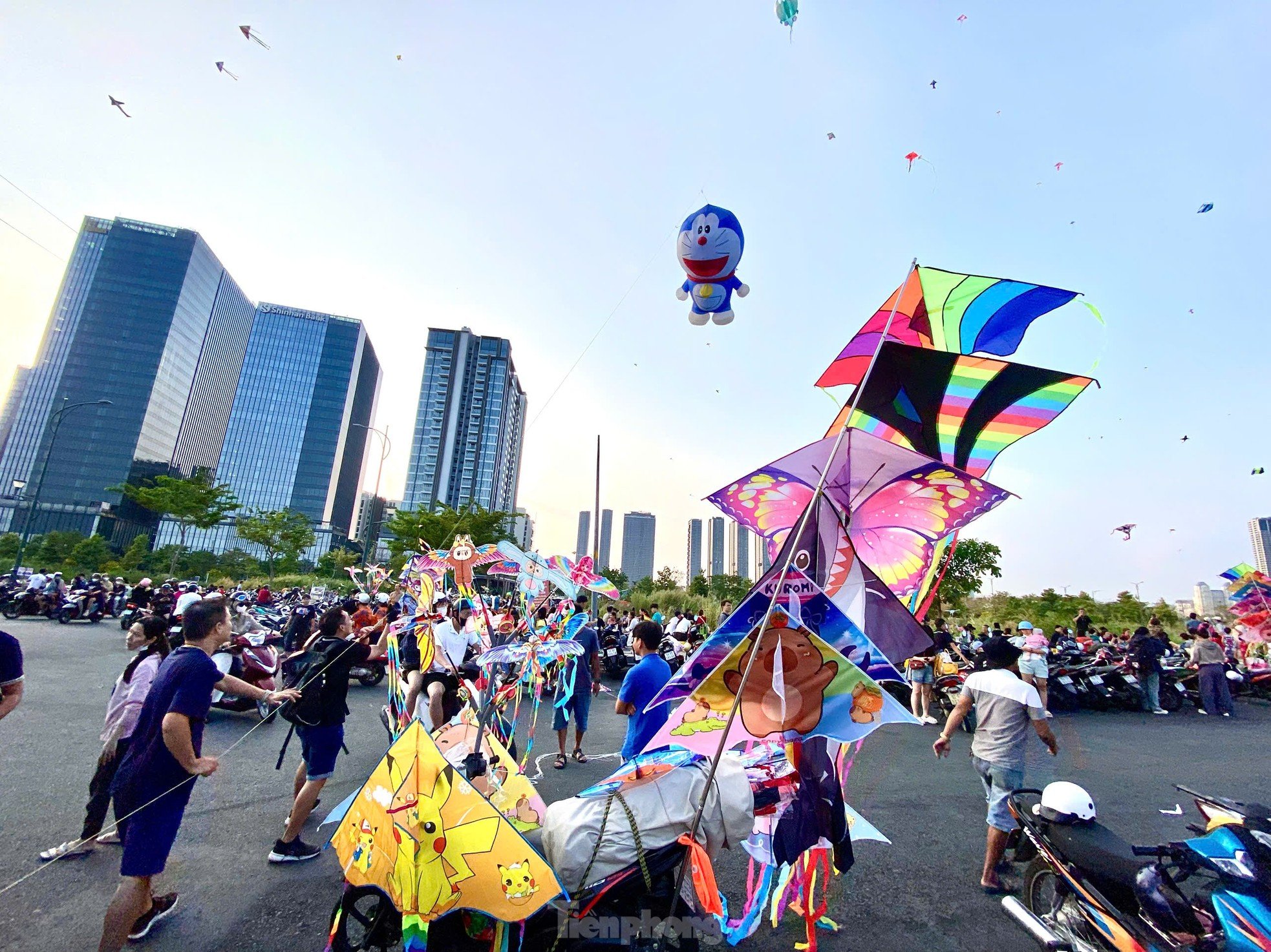 Auf dem größten Drachenfeld in Ho-Chi-Minh-Stadt herrscht jeden Nachmittag reges Treiben. Foto 13