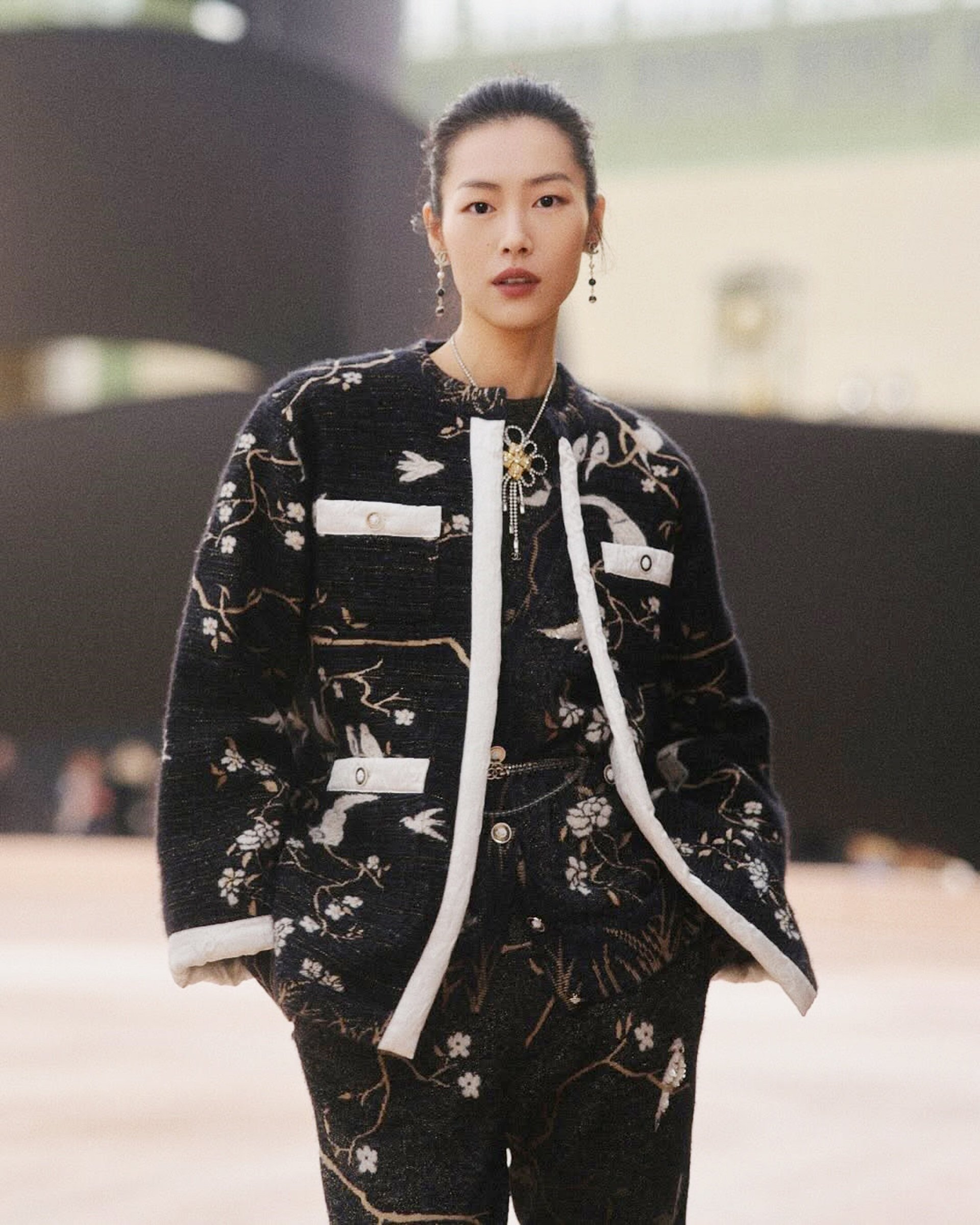 Jennie vắng mặt, Vương Nhất Bác hóa nam thần ở show diễn Chanel - 5