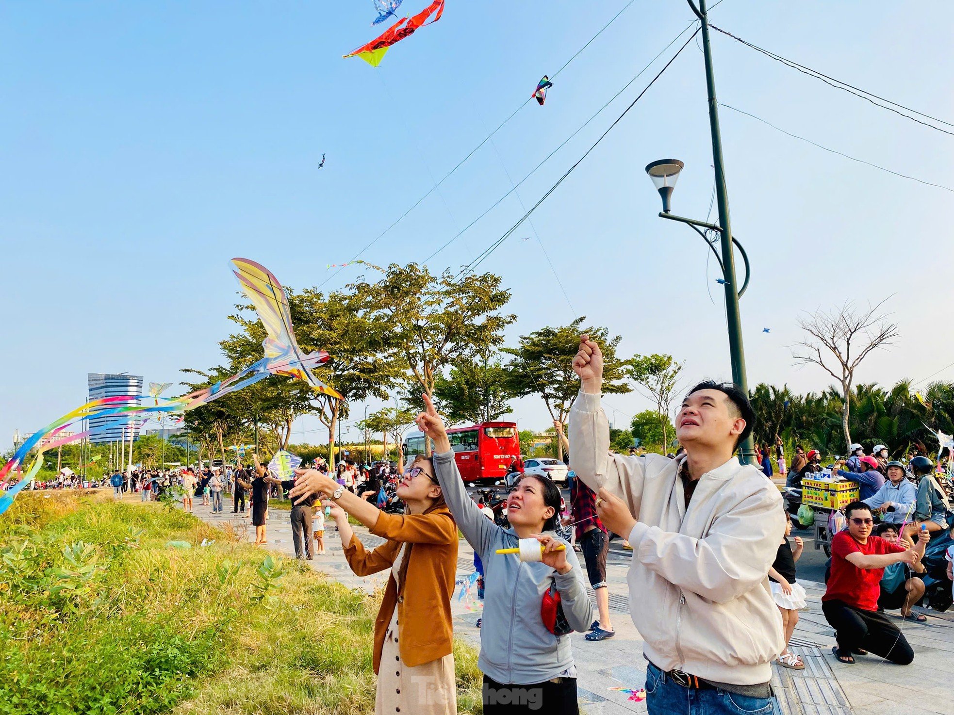 Auf dem größten Drachenfeld in Ho-Chi-Minh-Stadt herrscht jeden Nachmittag reges Treiben. Foto 8