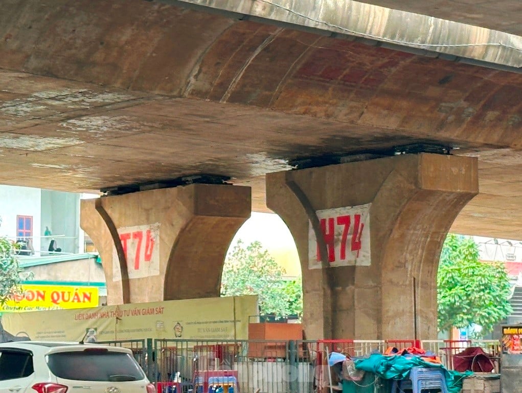 Der Fuß der Vinh-Tuy-Brücke ist beschädigt und verunstaltet (Foto 6)