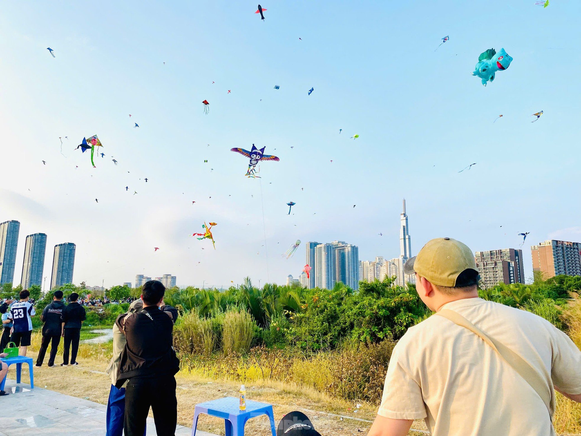 Auf dem größten Drachenfeld in Ho-Chi-Minh-Stadt herrscht jeden Nachmittag reges Treiben. Foto 5