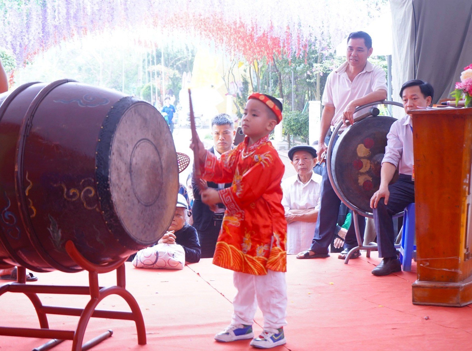 Độc đáo trò chơi dân gian và hội thi đánh trống tế ở lễ hội Đền - Chùa Gám ảnh 7