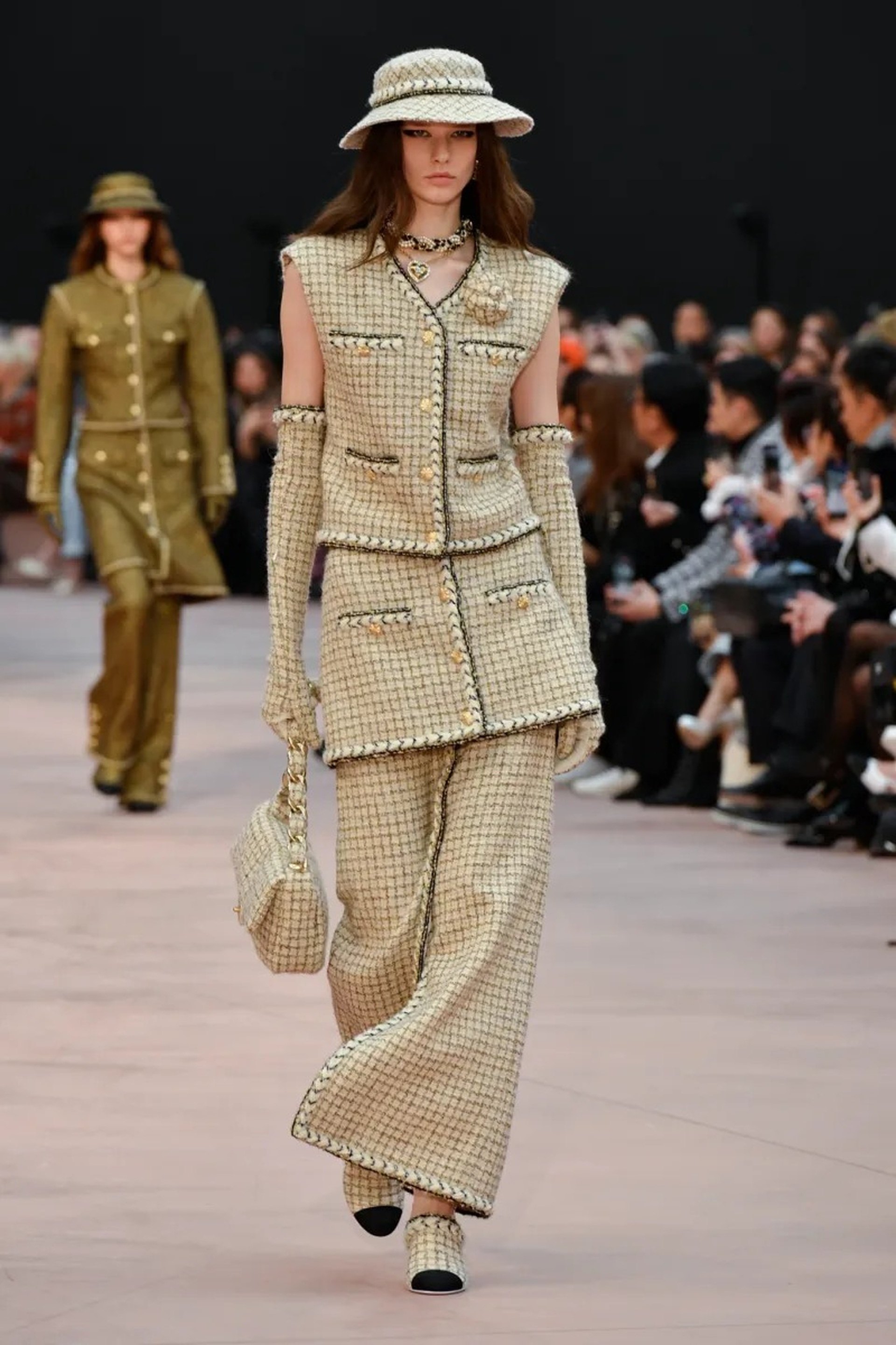 Jennie vắng mặt, Vương Nhất Bác hóa nam thần ở show diễn Chanel - 26