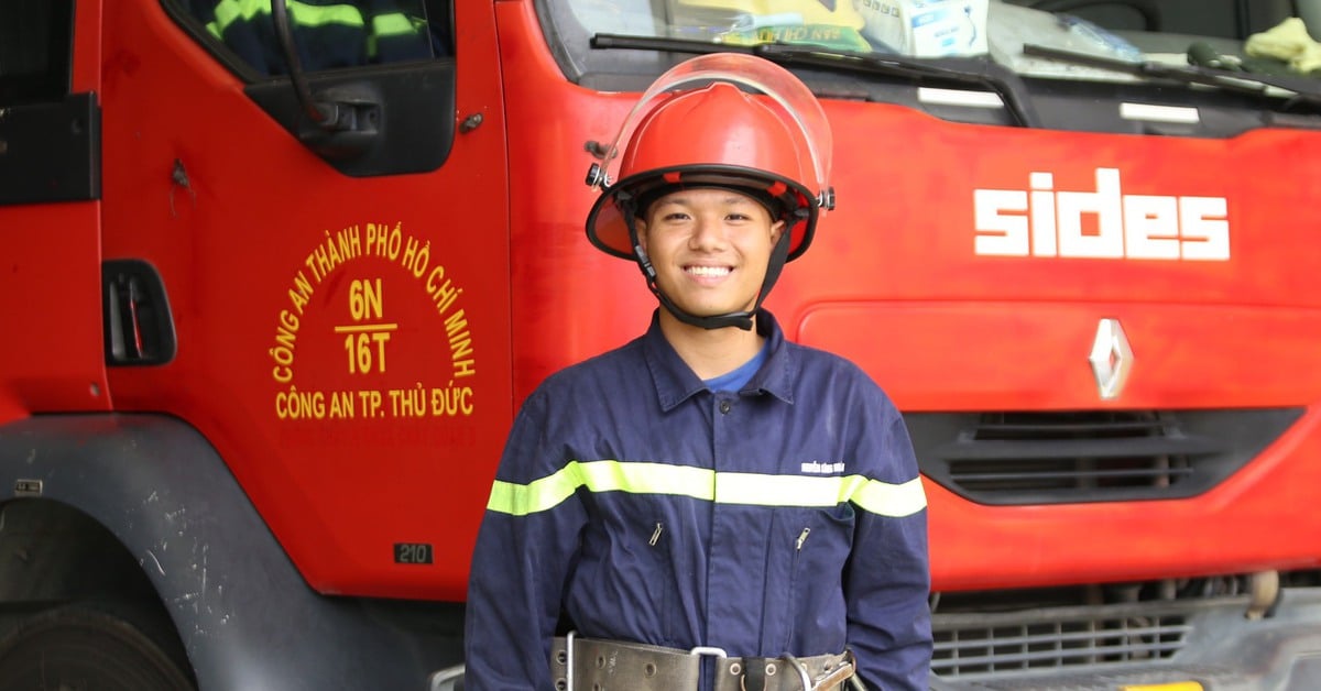 Soldier carries baby girl out of fire in Thu Duc: 'Uncle is here, don't worry'