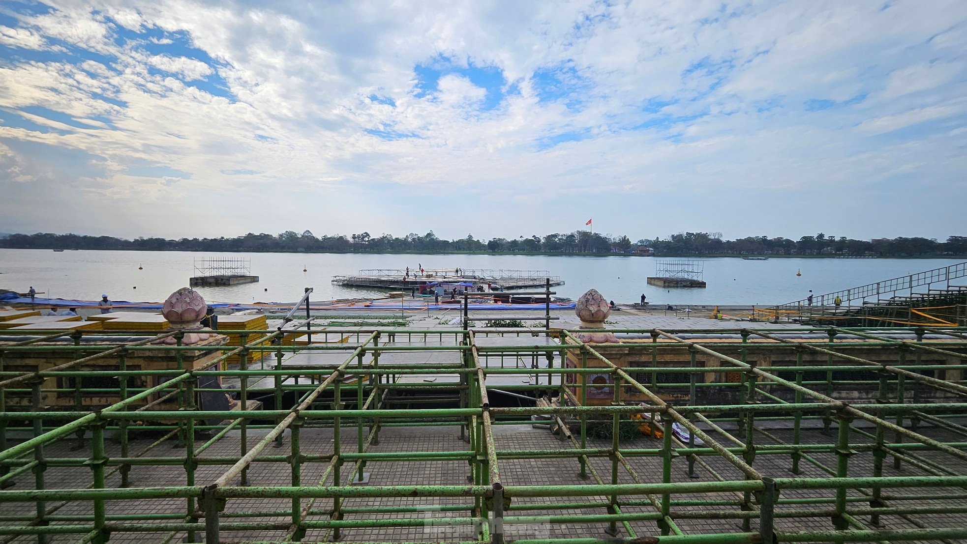 Close-up view of the multi-billion dollar live stage appearing for the first time along the Huong River, photo 6