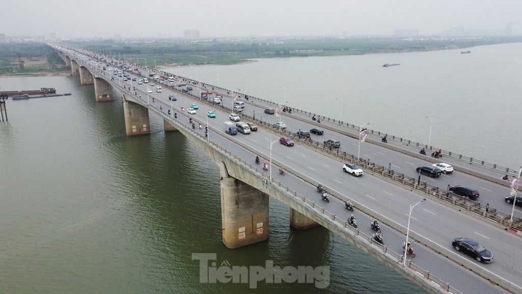 Der Fuß der Vinh-Tuy-Brücke ist beschädigt und verunstaltet (Foto 1)