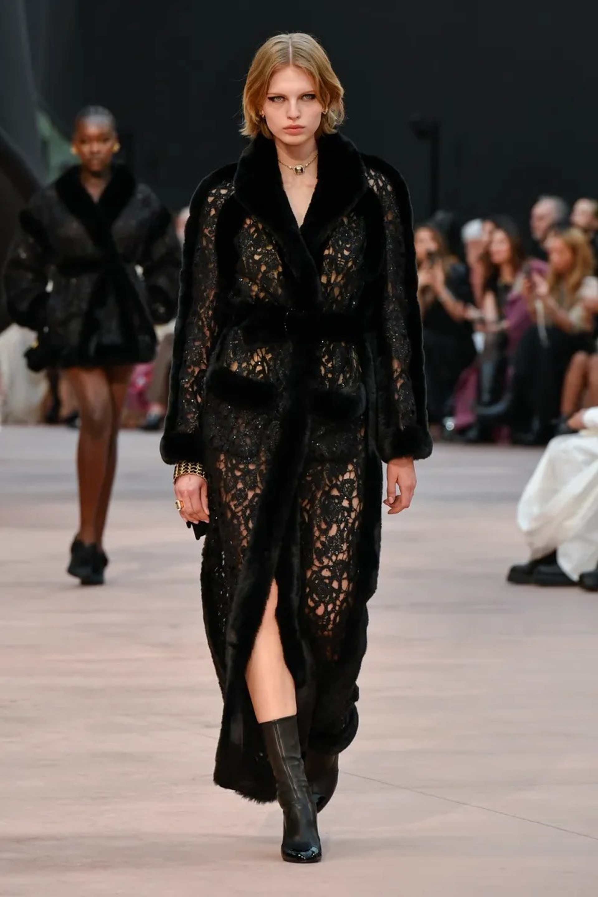Jennie vắng mặt, Vương Nhất Bác hóa nam thần ở show diễn Chanel - 31