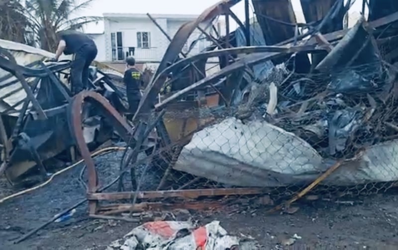 Den Drachenring tief in die Gasse hinein verbinden, um das Feuer in der Eisenverarbeitungsfabrik zu löschen -0