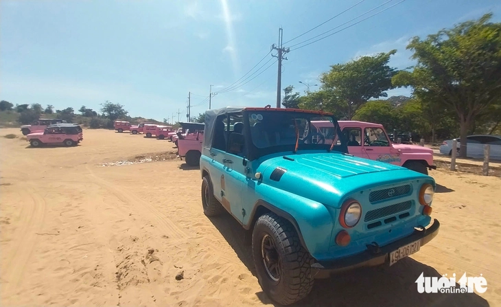 Lật xe Uaz, 5 du khách Hàn bị thương: Cảnh báo mất an toàn từ dàn xe cũ độ chế ở đồi cát Mũi Dinh - Ảnh 3.