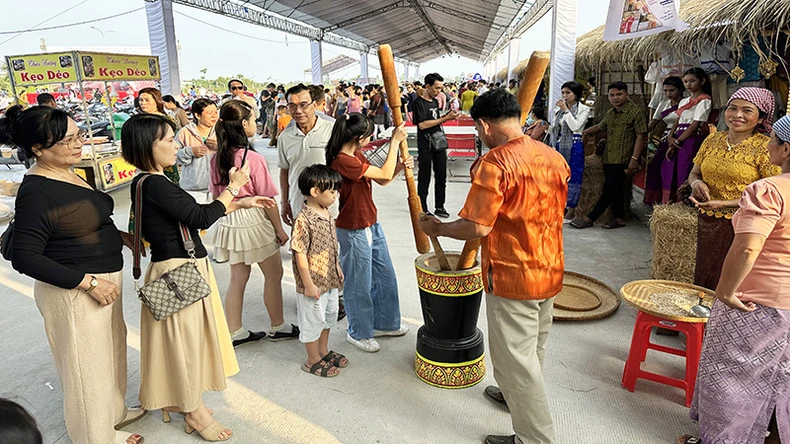 Première semaine attrayante de fleurs de trompette roses à Chau Thanh, Soc Trang photo 4