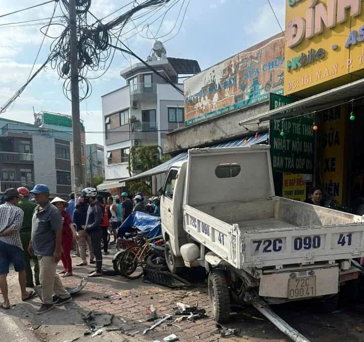 Xe ô tô 5 chỗ gây tai nạn liên hoàn, tài xế không tỉnh táo, có mùi bia rượu -5