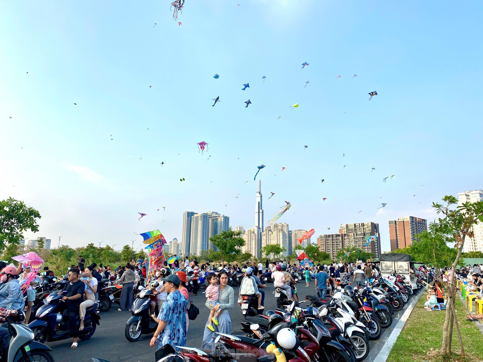 Auf dem größten Drachenfeld in Ho-Chi-Minh-Stadt herrscht jeden Nachmittag reges Treiben. Foto 1