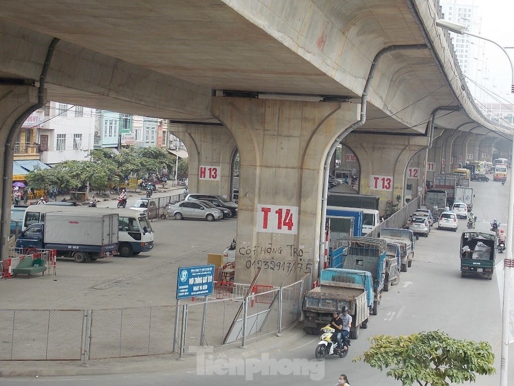 Der Fuß der Vinh-Tuy-Brücke ist beschädigt und verunstaltet (Foto 4)