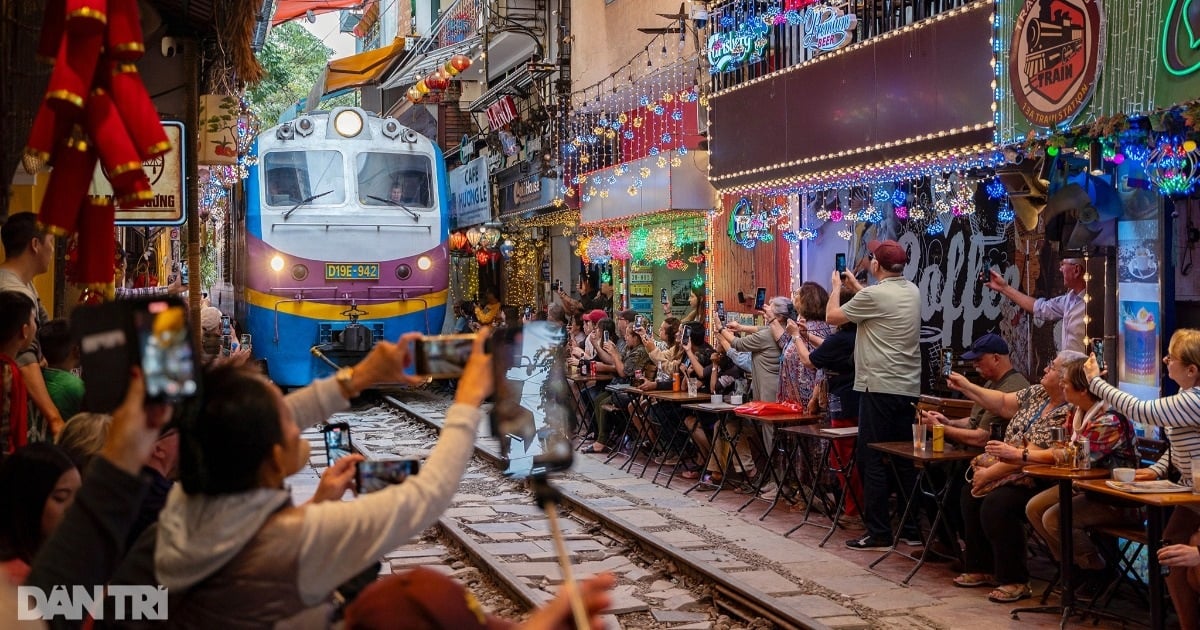 Train Street Coffee Street is Crowded Despite Hanoi's Request Not to Bring Tourists Here