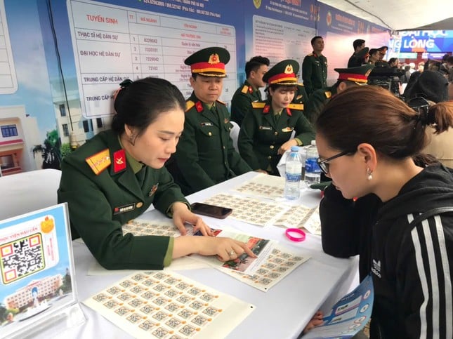 Phụ huynh, học sinh tâm tư trước mùa tuyển sinh đại học: Các chuyên gia khuyên gì? ảnh 6