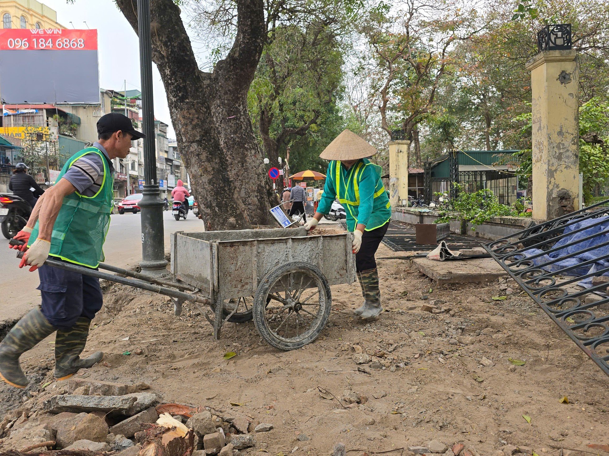 Hanoi derriba la valla del parque Thong Nhat en la calle Le Duan (foto 6)