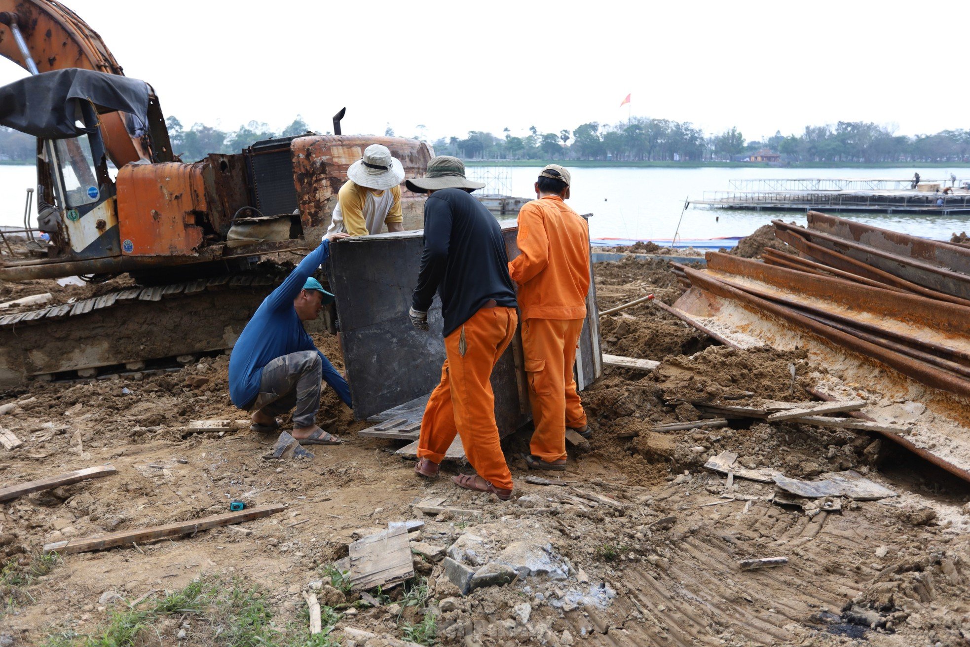 Close-up view of the multi-billion dollar live stage appearing for the first time along the Huong River, photo 9