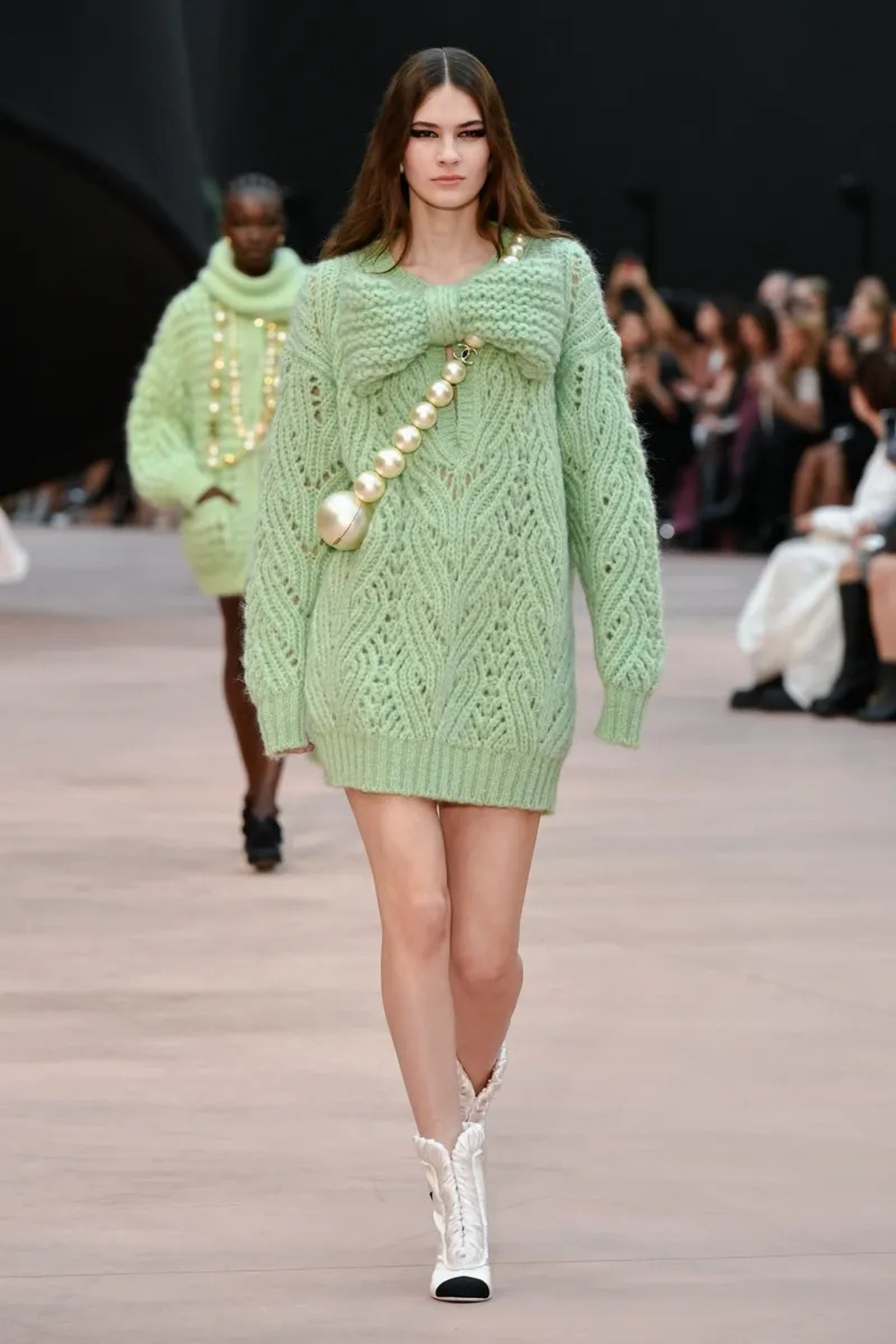 Jennie vắng mặt, Vương Nhất Bác hóa nam thần ở show diễn Chanel - 15