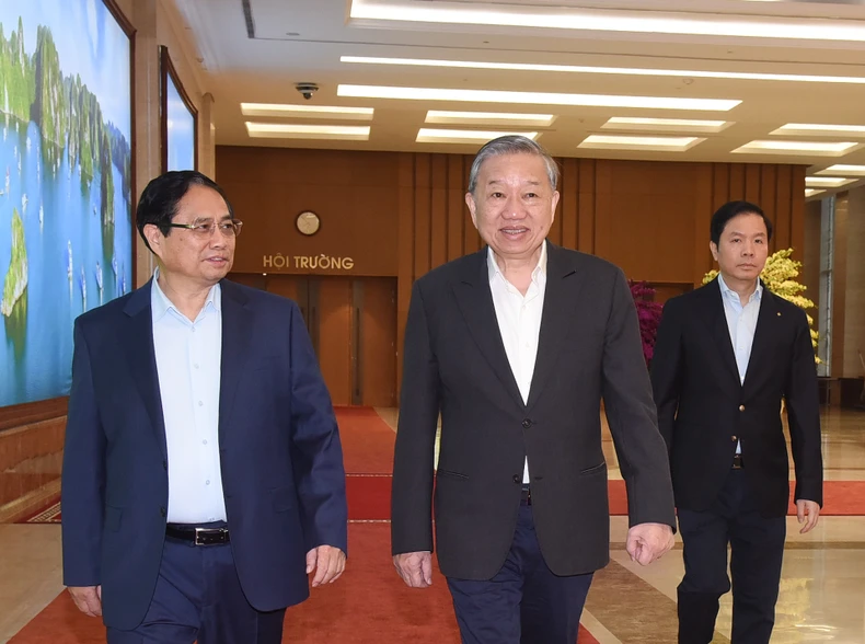 【写真】ト・ラム書記長が第14回党大会の経済社会小委員会で活動中 写真1