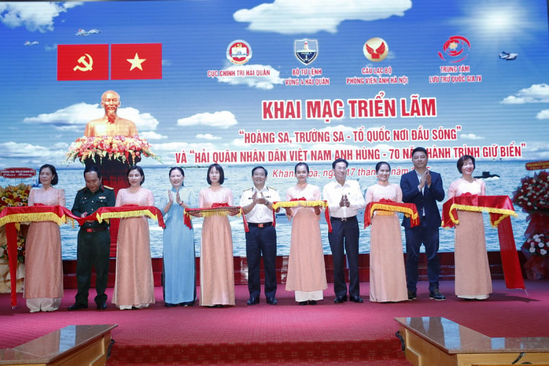     Triển lãm “Hoàng Sa, Trường Sa - Tổ quốc nơi  đầu sóng”  -0