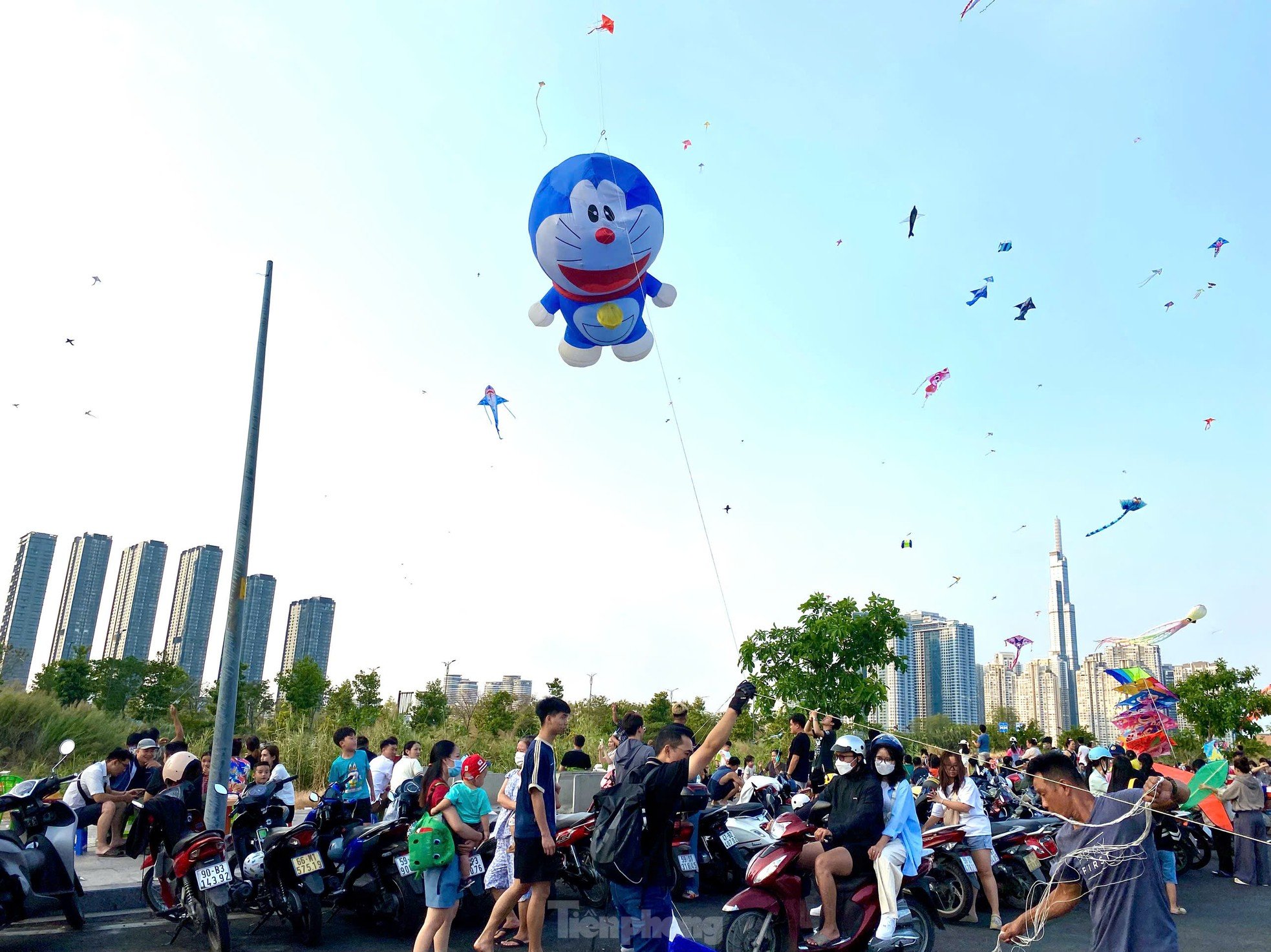 Auf dem größten Drachenfeld in Ho-Chi-Minh-Stadt herrscht jeden Nachmittag reges Treiben. Foto 2