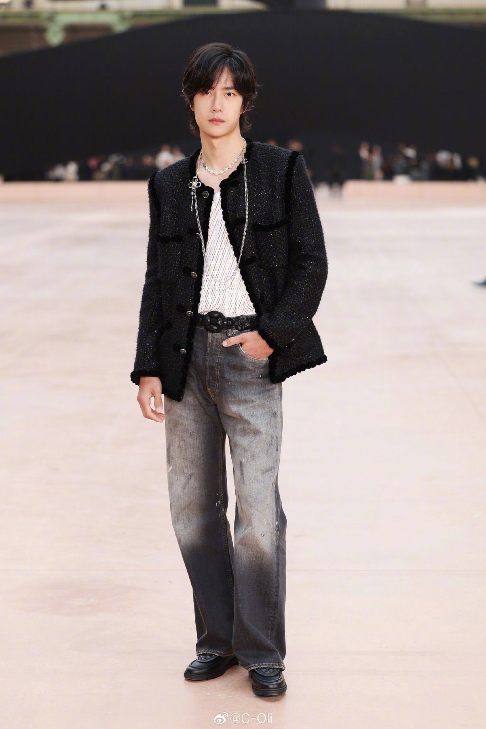 Jennie vắng mặt, Vương Nhất Bác hóa nam thần ở show diễn Chanel - 1