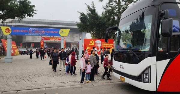 Bac Ninh increases free bus trips to transport visitors to historical sites