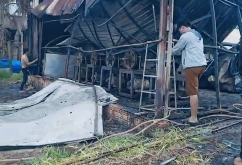 Conectando el anillo del dragón profundamente en el callejón para extinguir el incendio en la fábrica de procesamiento de hierro -1