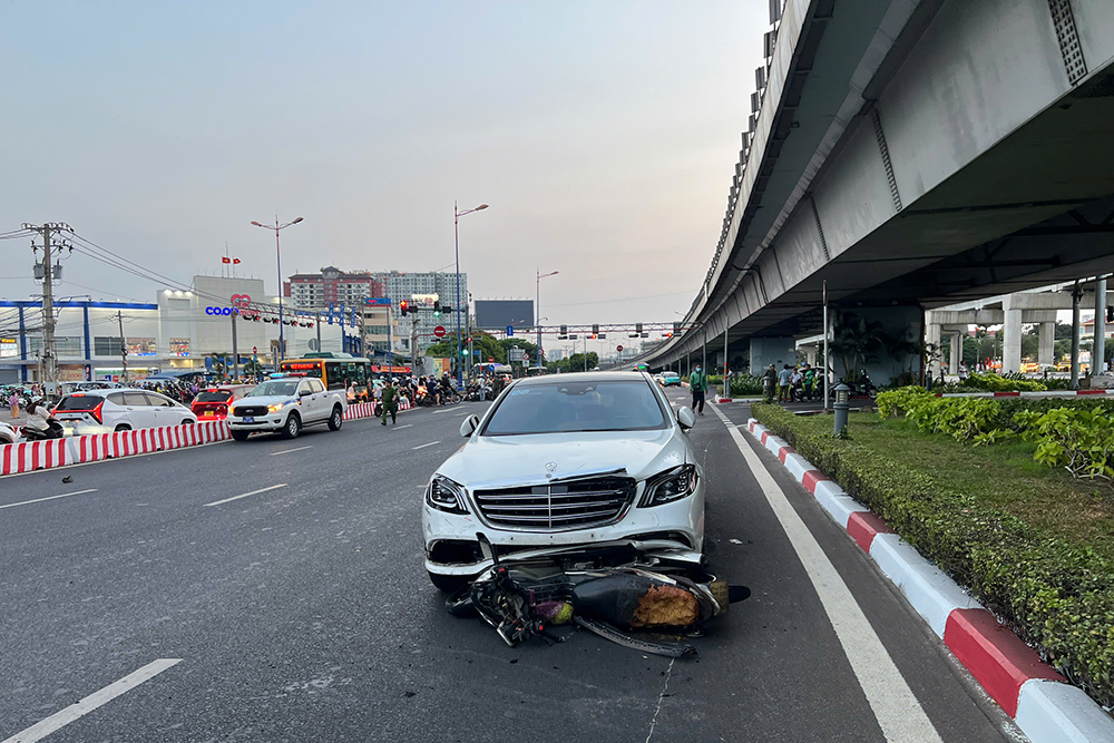 Mercedes-Fahrerin prallte gegen mehrere Motorräder: Sie fuhr auf der falschen Spur und hatte Alkoholkonzentration