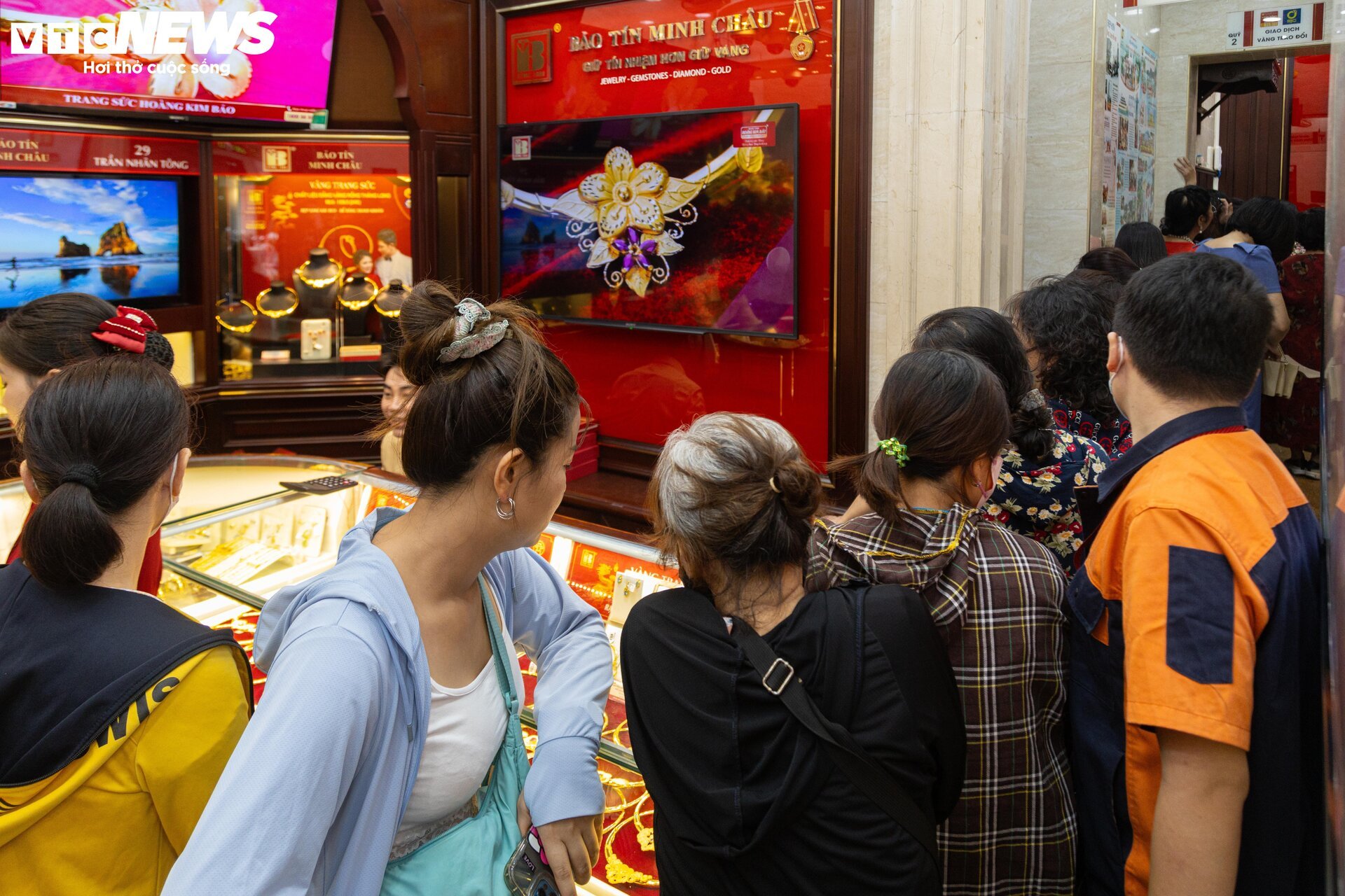 El precio del oro subió hoy y la gente se apresuró a tomar ganancias.