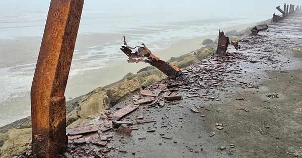 La clôture du sentier de promenade de la plage de Sam Son est dégradée, l'acier est cassé.