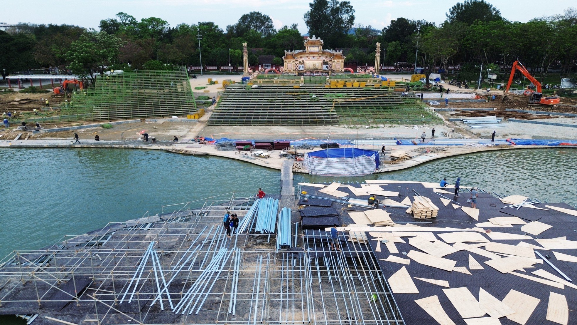 Close-up view of the multi-billion dollar live stage appearing for the first time along the Huong River photo 12