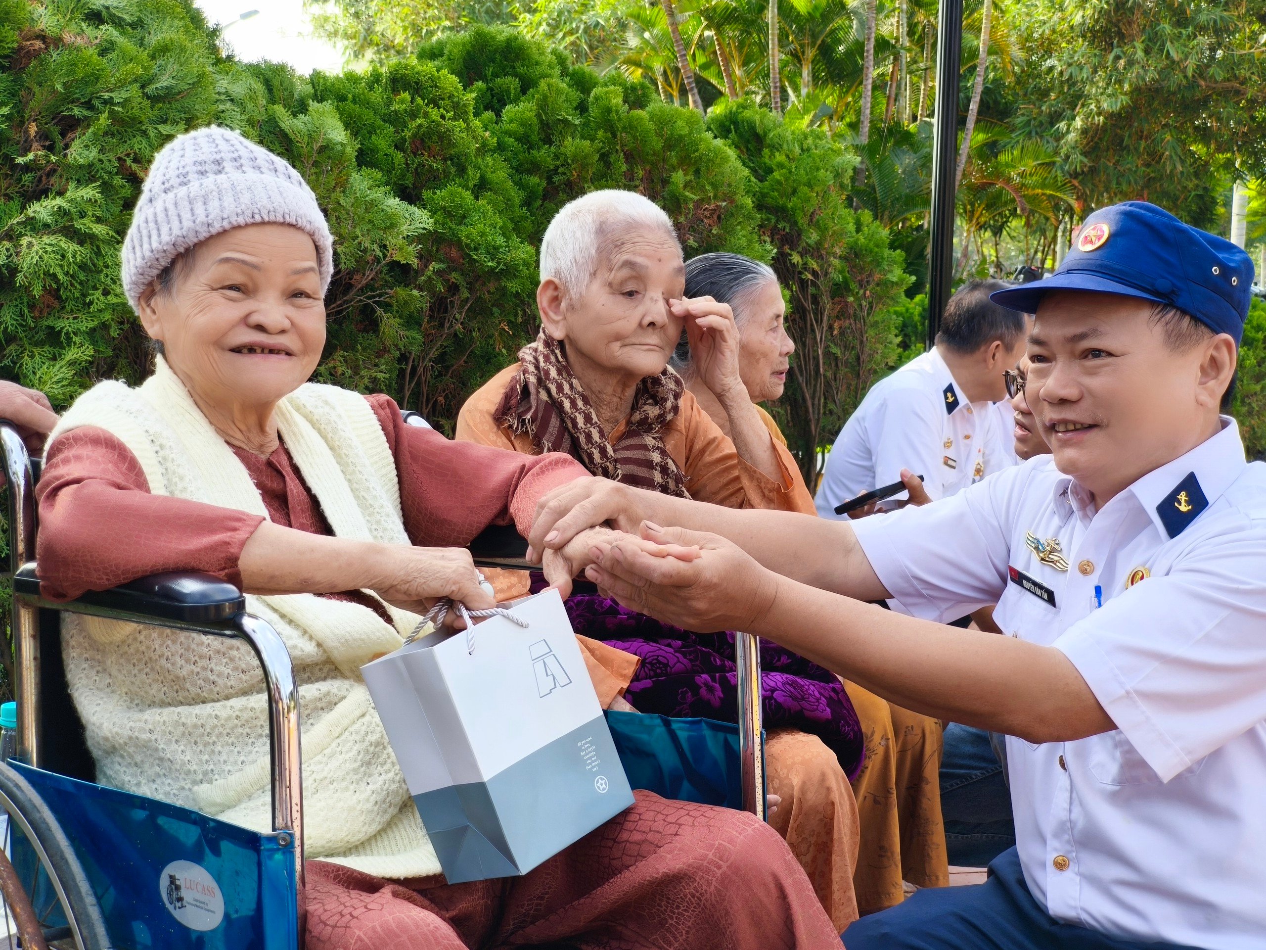 Người mẹ Gạc Ma: Bật khóc khi thấy tên con trên bia tưởng niệm- Ảnh 4.